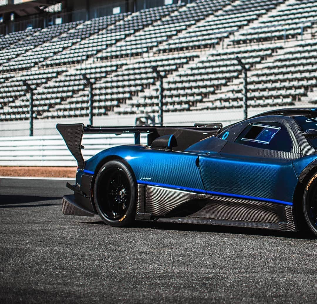 パガーニ・アウトモビリのインスタグラム：「DANGER! Mighty beasts on the loose!  2 June 2019 at the @autodromonazionale_monza  Free entry - get your ticket now. Visit our official website!  #pagani #zonda #zondarevolucion」