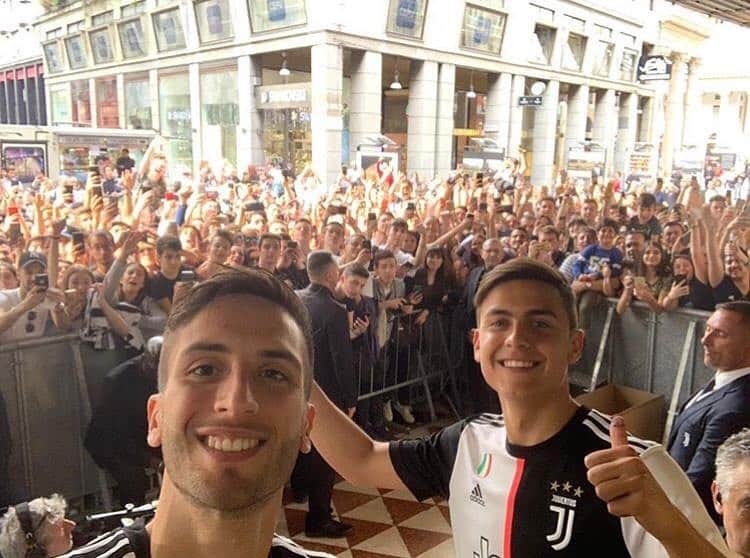 のインスタグラム：「Grazie a tutti per l’affetto! #milano @adidasfootball @juventus  Gracias a todos por el cariño! #milano @adidasfootball @juventus」