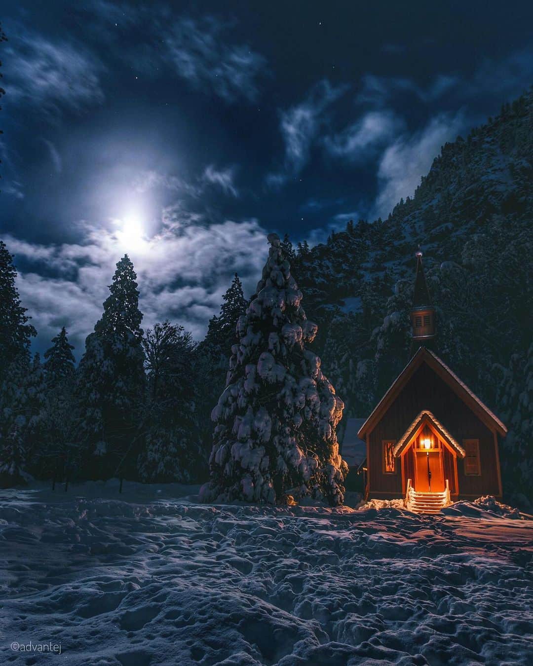 CANON USAさんのインスタグラム写真 - (CANON USAInstagram)「"Reached Yosemite the night before shooting the Firefall. It was cold but I wanted to check out this famous Chapel. As I positioned the camera, the moon took a perfect spot creating a nice contrast and balance." #MyCanonStory  Photo Credit: @advantej Camera: #Canon EOS 6D Lens: EF 16-35mm f/2.8L II USM Aperture: f/2.8 ISO: 100 Shutter Speed: 10 sec Focal Length: 17mm」5月25日 1時32分 - canonusa