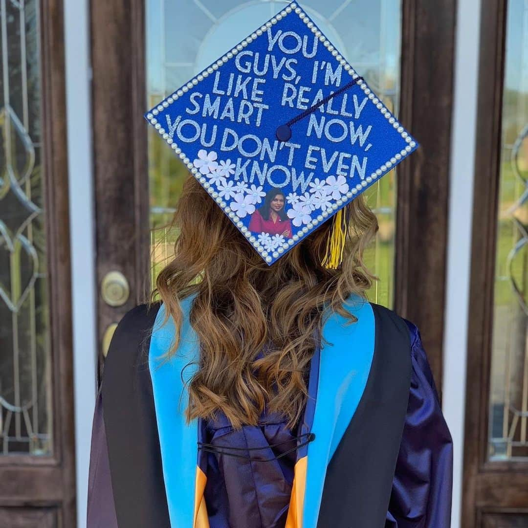 ミンディ・カリングさんのインスタグラム写真 - (ミンディ・カリングInstagram)「I see you 2019 graduates! Congrats on this major accomplishment! 🎓🎉 #YouAreLikeReallySmartNow #TheOffice #KellyKapoor」5月25日 1時39分 - mindykaling