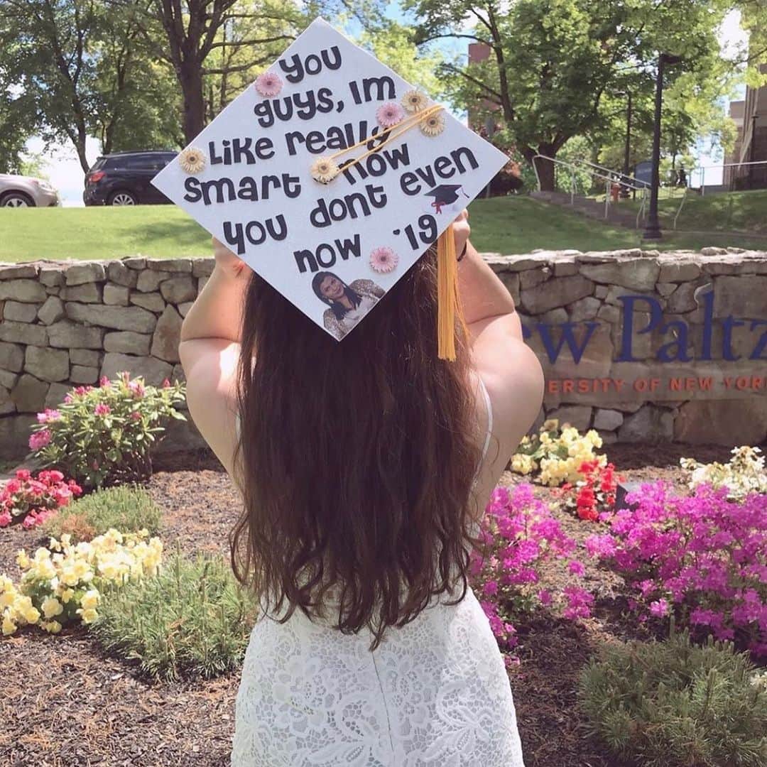 ミンディ・カリングさんのインスタグラム写真 - (ミンディ・カリングInstagram)「I see you 2019 graduates! Congrats on this major accomplishment! 🎓🎉 #YouAreLikeReallySmartNow #TheOffice #KellyKapoor」5月25日 1時39分 - mindykaling
