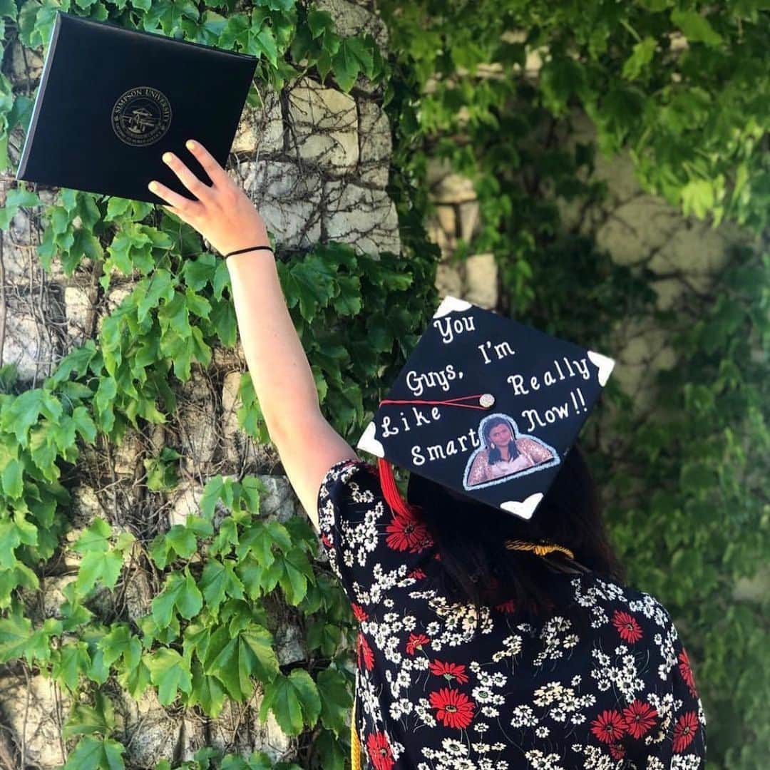 ミンディ・カリングさんのインスタグラム写真 - (ミンディ・カリングInstagram)「I see you 2019 graduates! Congrats on this major accomplishment! 🎓🎉 #YouAreLikeReallySmartNow #TheOffice #KellyKapoor」5月25日 1時39分 - mindykaling
