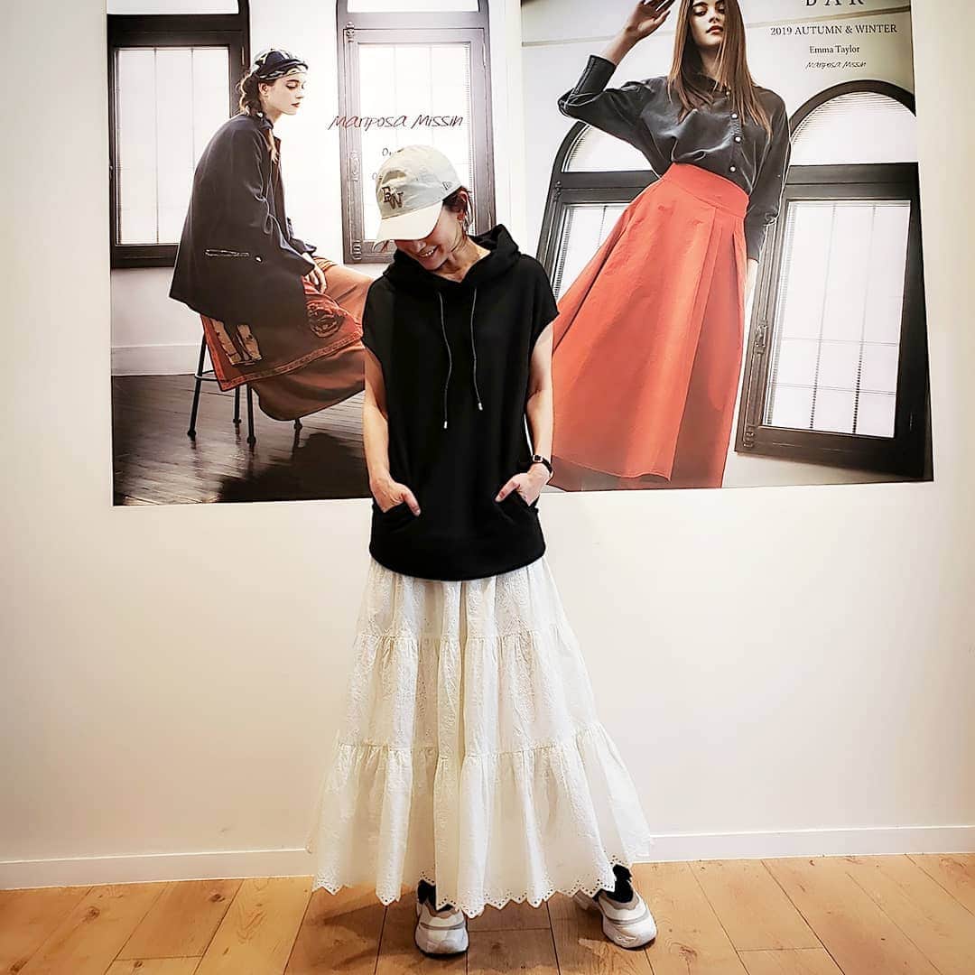佐藤純さんのインスタグラム写真 - (佐藤純Instagram)「今日のファッション。  先日アップしたのとアイテムはほぼほぼ一緒だけど💦  トップスを丈の長めなフーディーに変えて甘辛ミックスコーデ。  フーディーは、@elendeek  スカートは、@stylebar.jp のティアードスカート。  STYLE BAR の展示会へ行ってきたので、そちらはまた後日アップしますね。  明日は、運動会‼️ 暑くなりそうだー☀️ おやすみなさい。  #STYLEBAR  #stylebarstyle  #ティアードスカート #ロングスカート #ELENDEEK  #エレンディーク #フーディー #甘辛ミックス #甘辛コーデ #ootd  #fashion  #私服 #ファッション #ママ#ママモデル#モデル #mama #mamamodel #model」5月25日 1時44分 - junsatoidea
