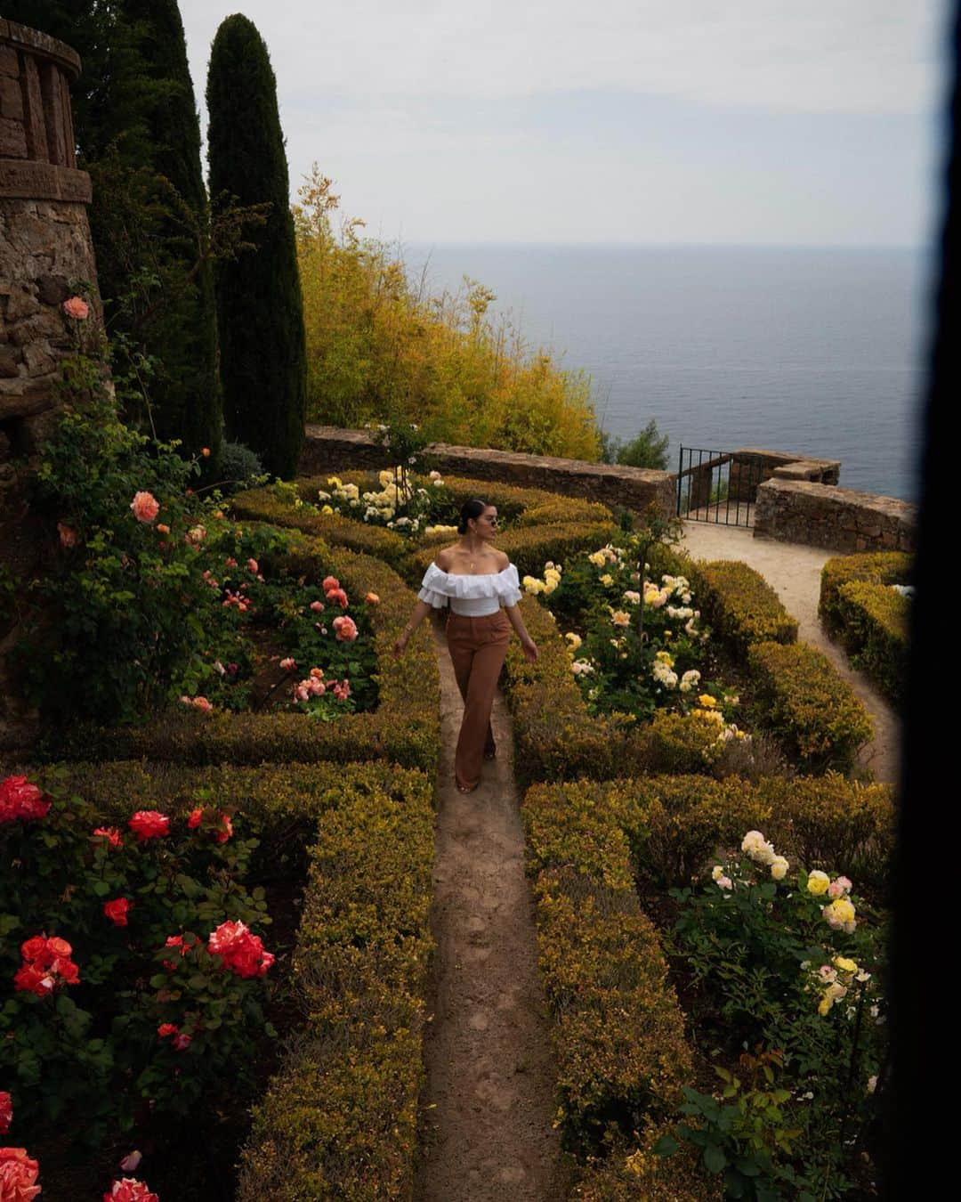 iluvsarahiiさんのインスタグラム写真 - (iluvsarahiiInstagram)「What could we name this novela?  _____________________________________ It was fun walking around like i owned the Château❤️ swipe to see the beautiful garden @lauramercier  Top @zara  Pants @tigermist  #iluvsarahii #merciermoments」5月25日 1時56分 - iluvsarahii