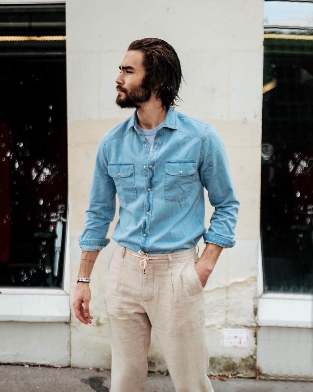 NICOLAS SIMOESのインスタグラム：「Linen pants matching a light denim shirt. Perfect combo for summer! 📸✨ #MangoMan」