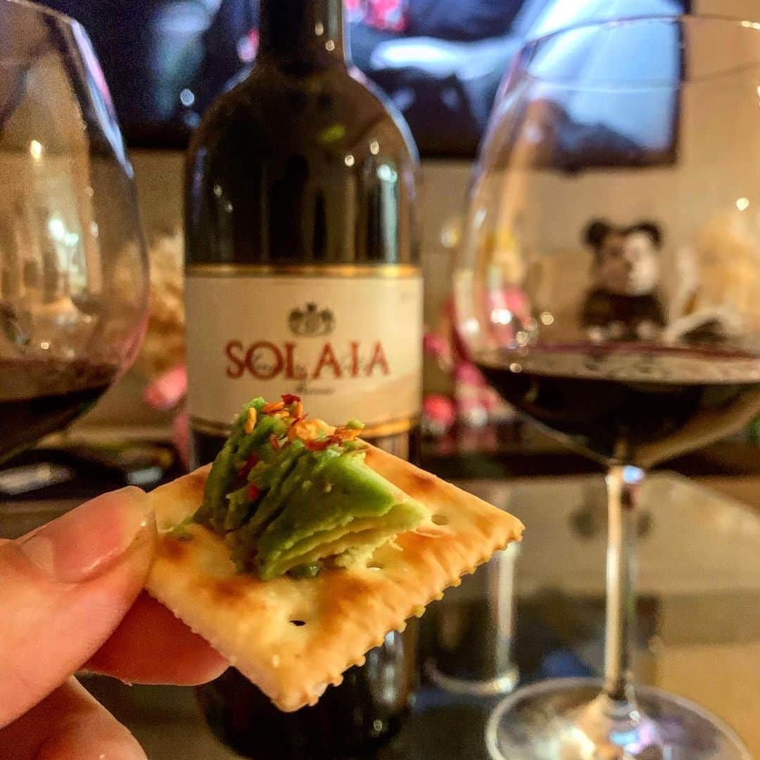 キム・ガヒョンさんのインスタグラム写真 - (キム・ガヒョンInstagram)「오호홍 #fridaymood#solaia #wine #avocado #불금 #homeparty #saluti  #마셔라마셔라 #언제까지어깨춤을추게할거야」5月25日 1時50分 - kim.k.h.pro