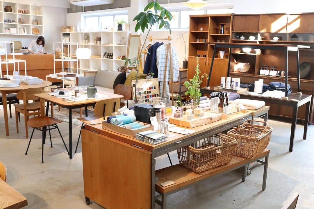 graf studioさんのインスタグラム写真 - (graf studioInstagram)「【Bridal Fair gift for special day】﻿ いよいよ今週末で終了となるgrafのウェディングキャンペーン。﻿ "つくる"という視点から選んだプロダクトたちを店頭にてご紹介しております。﻿ 大切な方を想って、贈りものをgrafで探しませんか？﻿ ギフトカタログもご用意しておりますので、お気軽にお問い合わせください。﻿ また2人暮らしにおすすめの家具の展示もございますので、ぜひこの機会にご来店ください。﻿ ﻿ 期間 / 2019年5月8日(水)-5月26日(日)﻿ 時間 / 11:00-19:00﻿ 場所 / graf (大阪市北区中之島4-1-9 graf studio 1F )﻿ 定休日 / 月曜日 ( 祝日の場合は営業、翌日休み )﻿ 問い合わせ / graf shop ( 担当 : 菅原 )﻿ tel 06-6459-2100﻿ mail shop@graf-d3.com﻿ ﻿ ＊期間中ご成約特典 … 5万円以上にてgrafオリジナルカトラリー、「SUNAO」ディナーフォーク、ディナースプーンをプレゼントいたします。﻿ ﻿ #graf #grafstudio #grafstudioshop #bridal #wedding #fair #gift #osaka #大阪 #中之島 #関西 #関西ブライダルフェア #プレ花嫁 #originalwedding #weddingidea #graf_furniture」5月25日 1時50分 - graf.studio