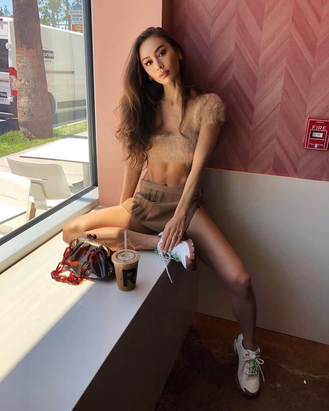 ルミ・ニーリーのインスタグラム：「Becoming a coffee beverage」