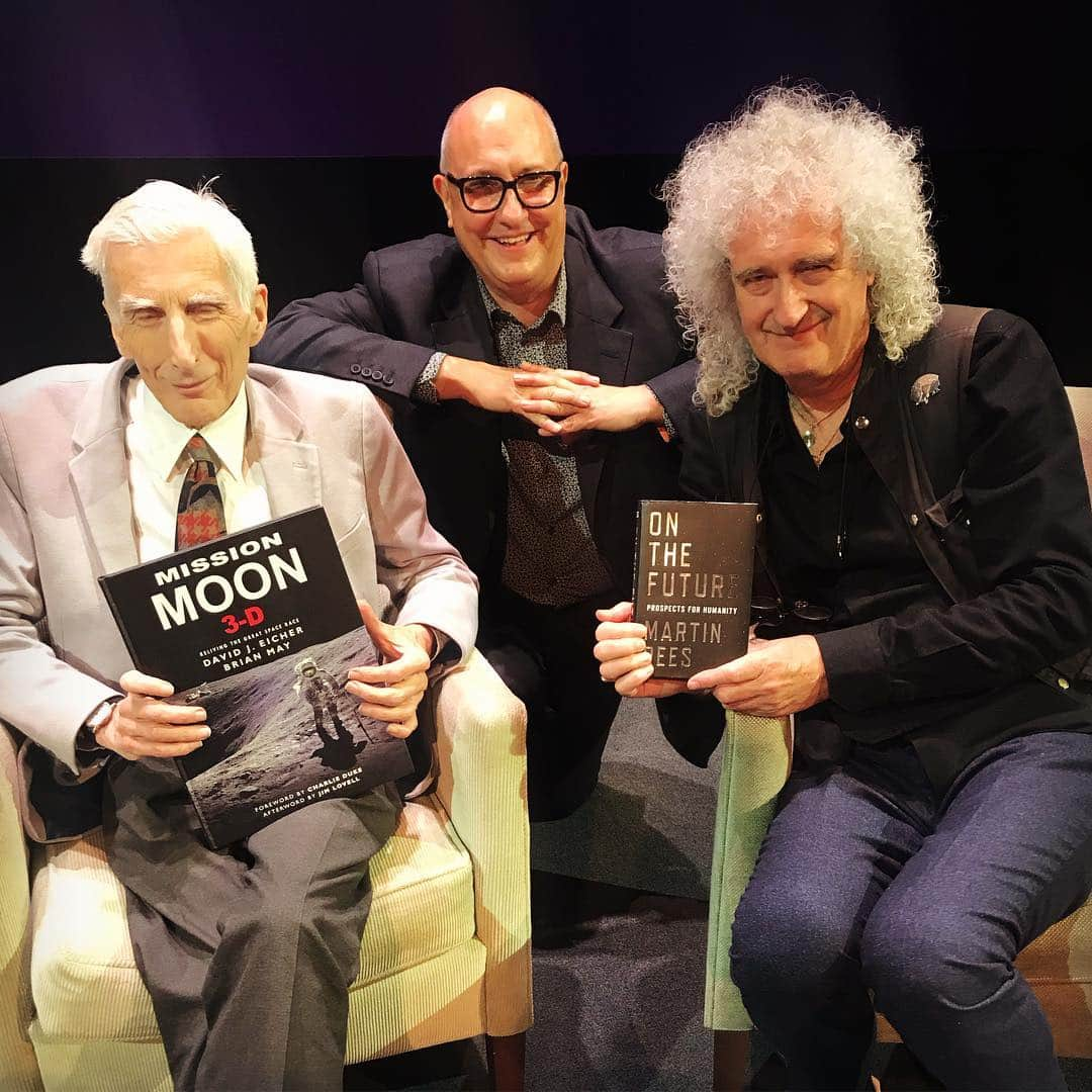 ブライアン・メイさんのインスタグラム写真 - (ブライアン・メイInstagram)「Ready for our “In Conversation” -  Martin Rees, the Astronomer Royal, and mediator @RogerHighfield, and little me.  Bring it on !!! 💥💥💥💥 In this picture we have playfully exchanged books ... I’m not expecting a fight 😊 !!! Bri」5月25日 1時52分 - brianmayforreal