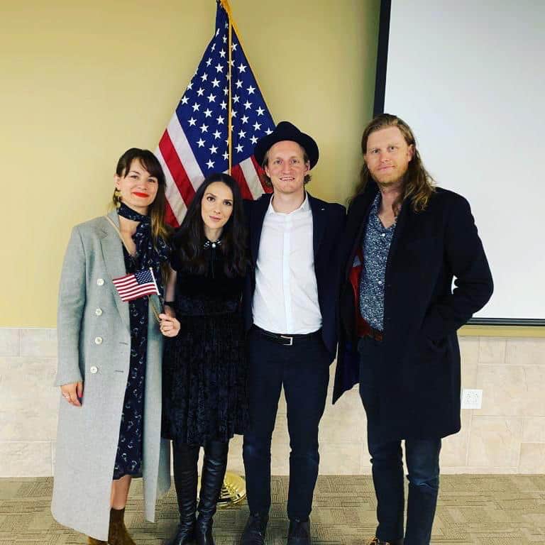The Lumineersさんのインスタグラム写真 - (The LumineersInstagram)「This week my wife became a US citizen!! 👑 We waited 5 years for this day to come. Was so beautiful to be there and be able to support her for the one day out of the year when she supports me the other 364 😂It meant the world that I could be there with our crazy schedule. Got to see about 50 people from 27 different countries become citizens. Everyone from Afghanistan to Pakistan, Vietnam to Russia and of course one girl from Italy. 🇮🇹 A beautiful reminder that all these differences blending with America only help to improve our culture, our music and most importantly our food 🍕🍝☕️ Ti amo amore ❤️ - @jeremiah.fraites」5月25日 2時01分 - thelumineers