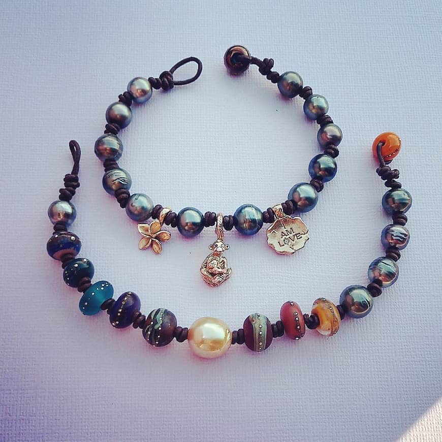 キャサリン ミッシェルさんのインスタグラム写真 - (キャサリン ミッシェルInstagram)「Aloha Friday 🌺 Presenting my new Shaman bracelet with South Sea pearl and gold charms Tahitian pearls bracelet. I think I love them 🌸 #artisan #sacred # yes #love #madeinhawaii #madewithaloha #jewels #aloha #jewelryasmedecinecm #pearls #protection #monkey #hanuman #plumeria #iam #iamlove #gold #precious #youknowyouwantit」5月25日 2時13分 - catherinemichiels