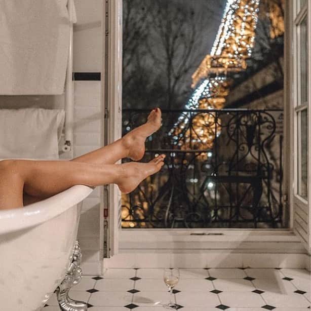 のインスタグラム：「Happy Friday. 🧖🏼‍♀️🛁 @katie.one #catherinemalandrino #catherinecatherine #friday #weekend #paris #eiffeltower」