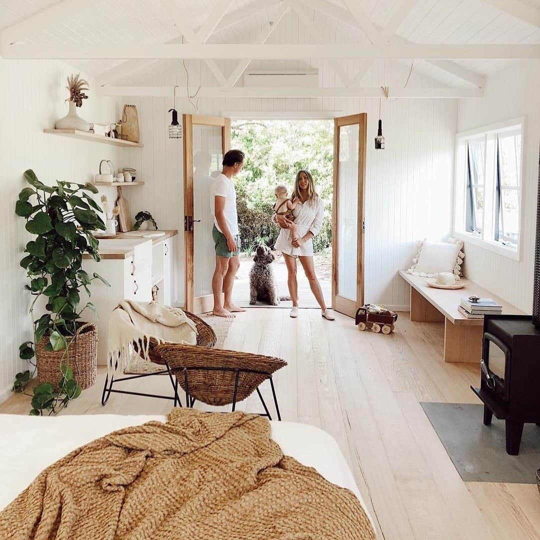 Airbnbさんのインスタグラム写真 - (AirbnbInstagram)「Superhost Rich’s thoughtfully designed house puts you near the heart of the Mornington Peninsula. That means the toughest family decision you’ll face each morning is which coast to head toward for a day at the beach. In case of a deadlock, call a timeout and head for the claw-foot bathtub instead.  Photo: @thehill_collective」5月25日 2時22分 - airbnb