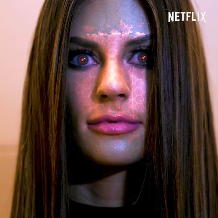 Hannah Stockingのインスタグラム：「I can’t wait for you guys to see a different and more serious side of me... COMING SOON... @netflix ⚡️🔥 stories inspired by Black Mirror!」