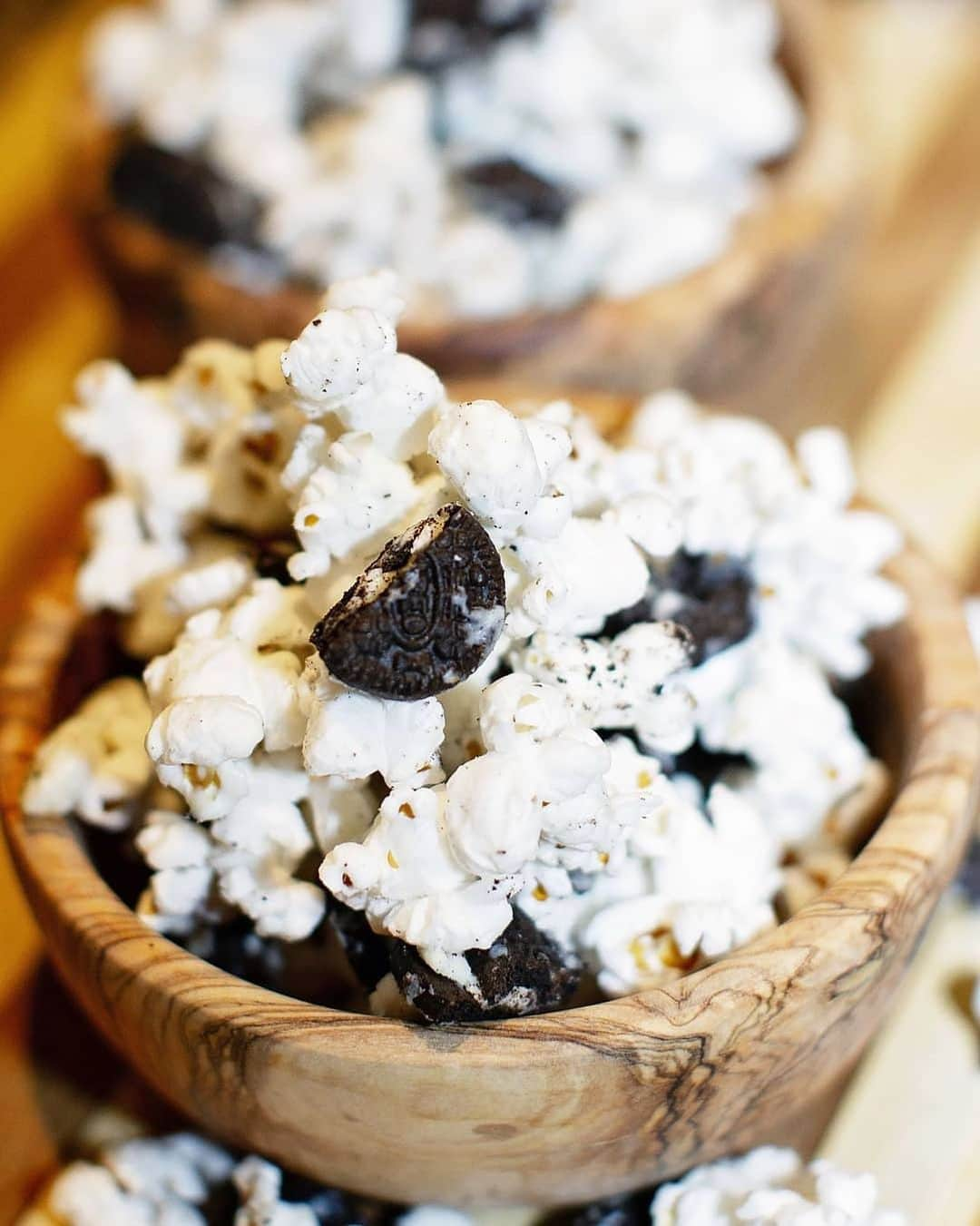 OREOさんのインスタグラム写真 - (OREOInstagram)「OREO popcorn for this weekend’s binge-watching? Yes, please! Tag your streaming buddy in the comments. 📸: @tiarastantrums」5月25日 2時17分 - oreo