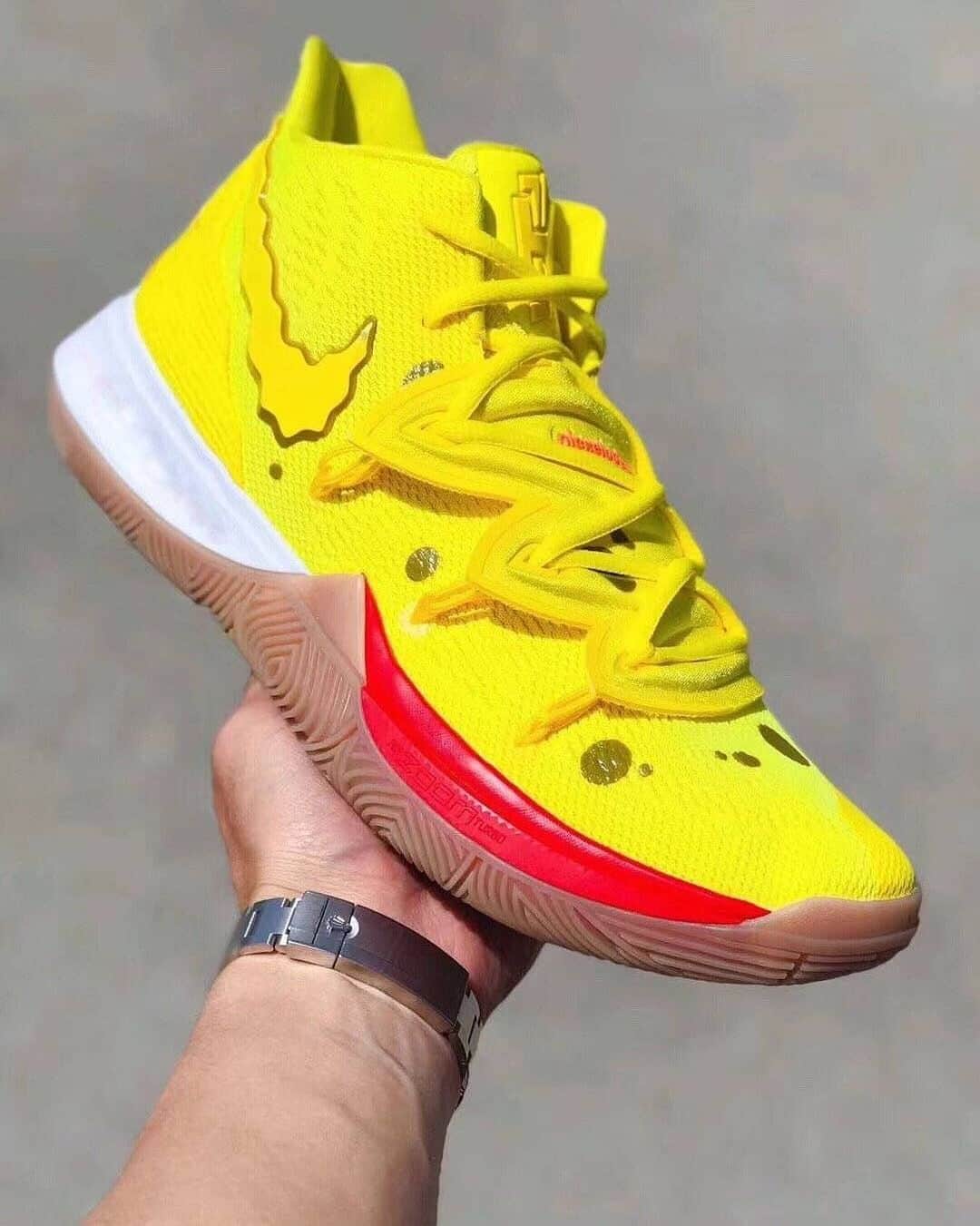 Sneaker Newsさんのインスタグラム写真 - (Sneaker NewsInstagram)「Kyrie to Bikini Bottom confirmed! 😂 Nickelodeon’s Spongebob Squarepants and the Nike Kyrie 5 have a collaboration coming. For additional details, tap the link in our bio.」5月25日 2時30分 - sneakernews