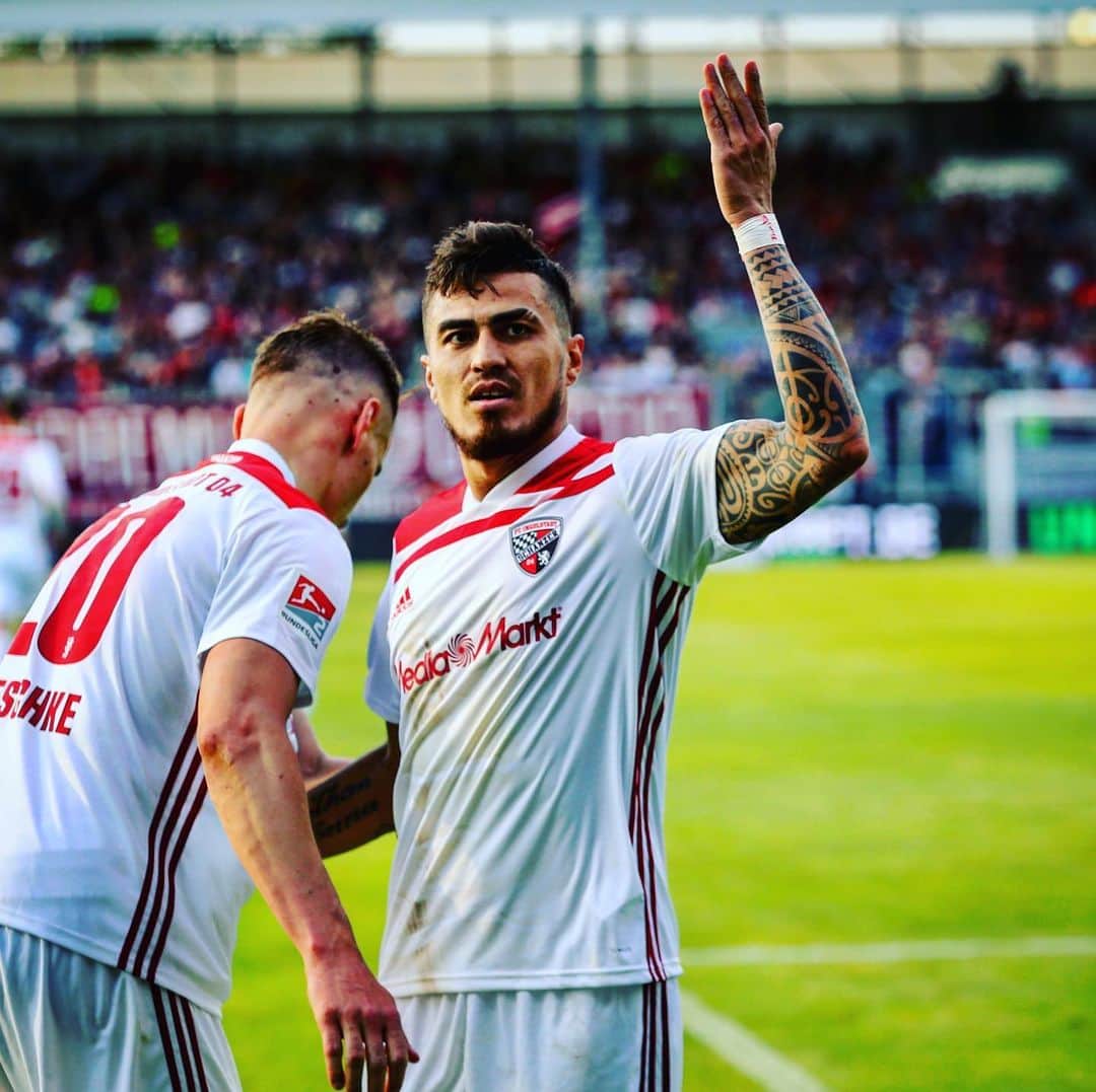 のインスタグラム：「WIEDERANPFIFF & TOOOOR ‼️💥 @anjodafi19 #Lezcano erzielt durch einen Elfmeter seinen 2.Treffer und baut die #Schanzer Führung aus 🤩⚽️🖤❤️ . . . #totgesagtelebenlänger #Zamrückrunde #UnsereSchanz #gemeinsam #Relegation #Endspiel #Ingolstadt #Wiesbaden #WehenWiesbaden #FCI #football #fussball #soccer #team #hope #ZweiteLiga #kämpfen #fight #today #now #allornothing #together #FCI #Auswärtsspiel #BRITAArena #football #fussball #Tor #Goal」