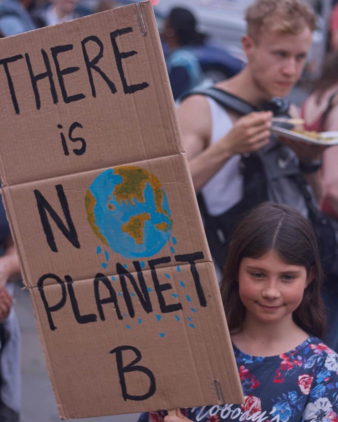Dazed Magazineさんのインスタグラム写真 - (Dazed MagazineInstagram)「THERE IS N🌎 PLANET B 😢 swipe ➡️ for more scenes from the massive #ClimateStrike in London earlier today where countless young activists joined school strikes to put pressure on our government to do something about #ClimateChange. 📷 @patrickheardman  #FridaysForFuture #SchoolStrikeForClimate #OnTheGround」5月25日 2時43分 - dazed
