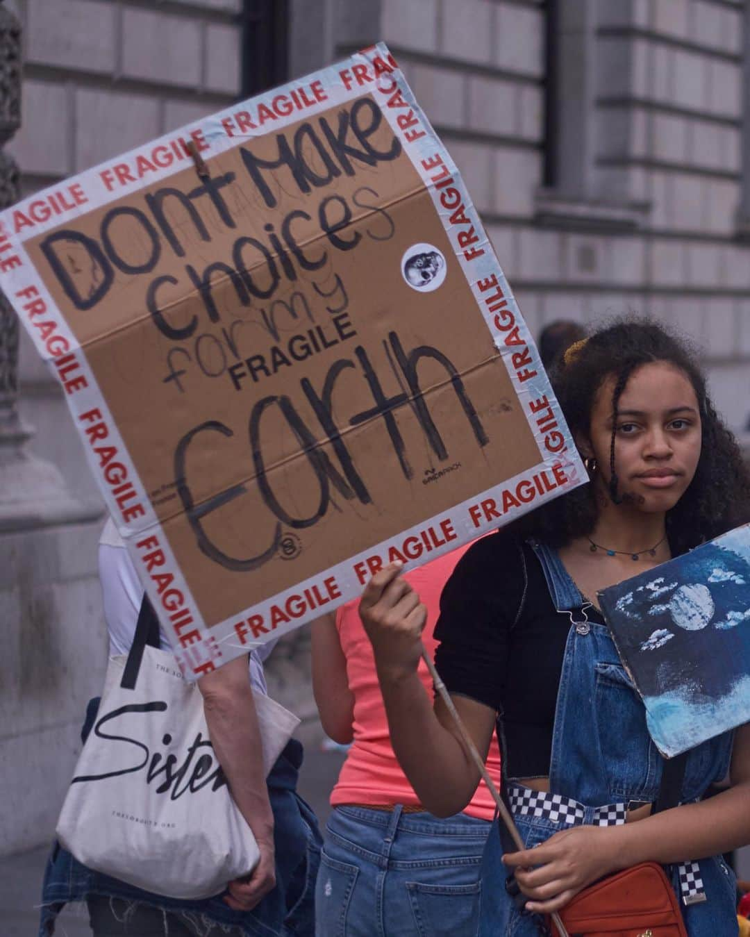 Dazed Magazineさんのインスタグラム写真 - (Dazed MagazineInstagram)「THERE IS N🌎 PLANET B 😢 swipe ➡️ for more scenes from the massive #ClimateStrike in London earlier today where countless young activists joined school strikes to put pressure on our government to do something about #ClimateChange. 📷 @patrickheardman  #FridaysForFuture #SchoolStrikeForClimate #OnTheGround」5月25日 2時43分 - dazed