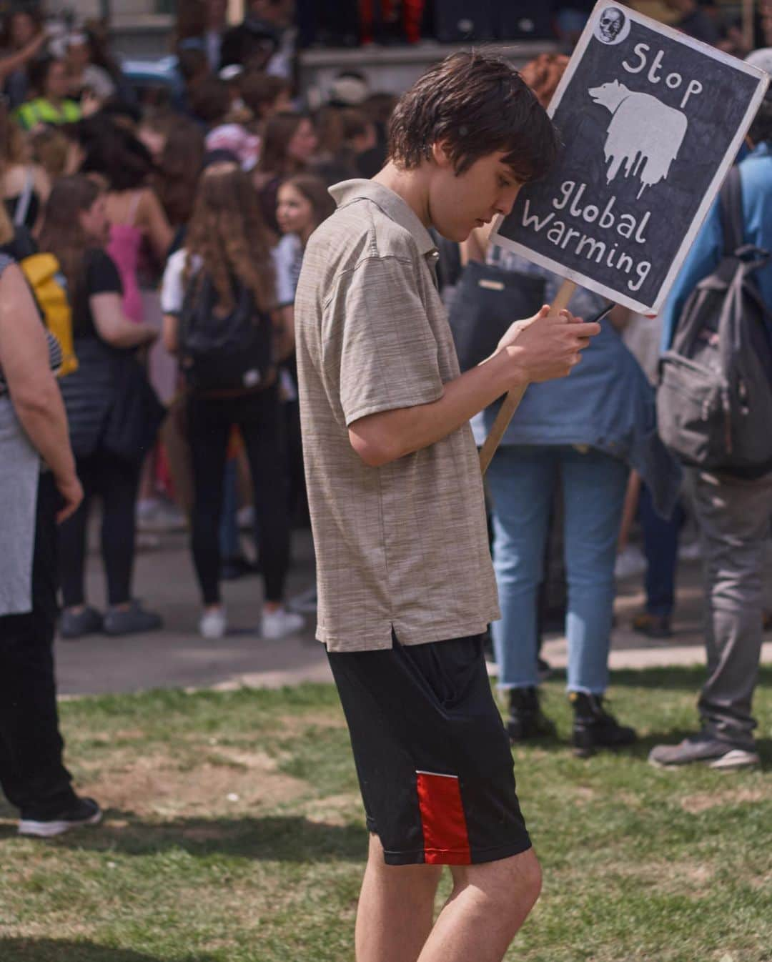 Dazed Magazineさんのインスタグラム写真 - (Dazed MagazineInstagram)「THERE IS N🌎 PLANET B 😢 swipe ➡️ for more scenes from the massive #ClimateStrike in London earlier today where countless young activists joined school strikes to put pressure on our government to do something about #ClimateChange. 📷 @patrickheardman  #FridaysForFuture #SchoolStrikeForClimate #OnTheGround」5月25日 2時43分 - dazed