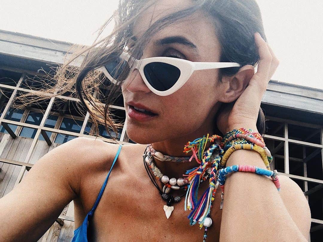 ダニジョーのインスタグラム：「Summer Friday mood 😎 tap to shop @danielleasnyder’s #armparty」