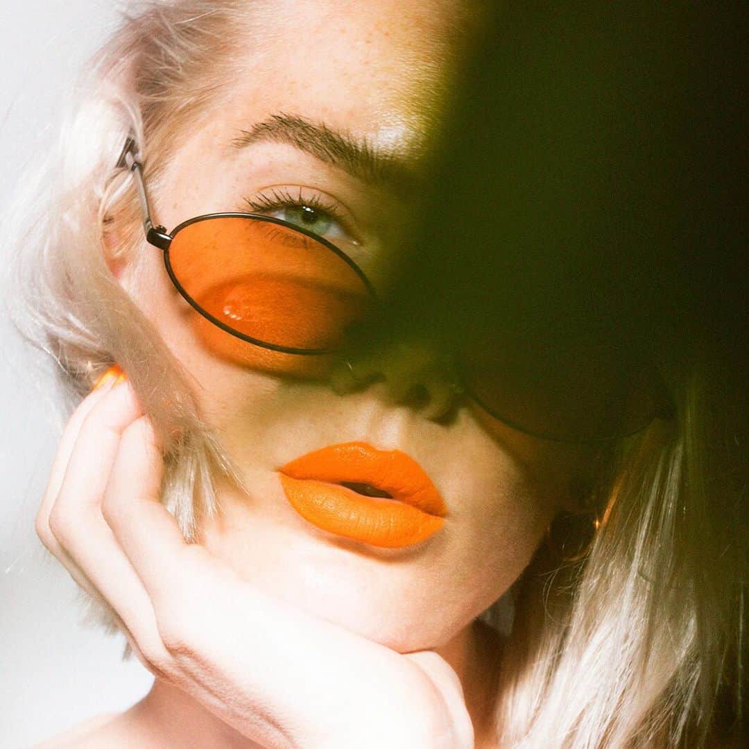 Linda Hallbergさんのインスタグラム写真 - (Linda HallbergInstagram)「Mattemoiselle plush matte lipstick in Saw-C from @fentybeauty is definitely one of my fav bright orange lipsticks! Do you have a fave?  #lindahallberg #mua #makeup」5月25日 2時44分 - lindahallberg
