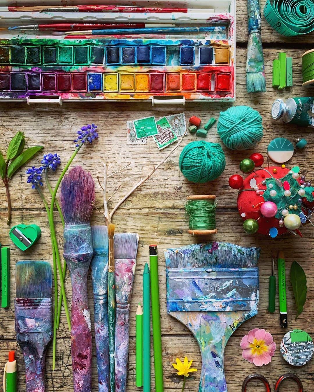 Tea and sittingのインスタグラム：「🖍📝...I’ve written a blog post about the Brighton Artist’s Open House which I’m showing in this year called @art_at_zerbs . There’s a link via my profile page, I’ve also put a Swipe Up link to it in my Stories And I talk about it in my Live story today because this is the last weekend you’ll be able to catch any open houses in Brighton! P.S I created this image for the 2019 cover of my local art group’s magazine 🌿 @fivewaysartistsgroup  @artistsopenhouses @dykeroadarts #artistsopenhouses #brightonartist #artatzerbs #5ftinf #5ftinftable」