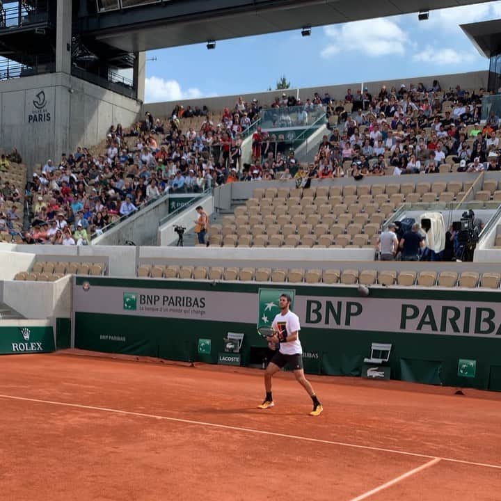カレン・ハチャノフのインスタグラム：「Bonjour @rolandgarros 🇫🇷 🤩🎾#RG19」