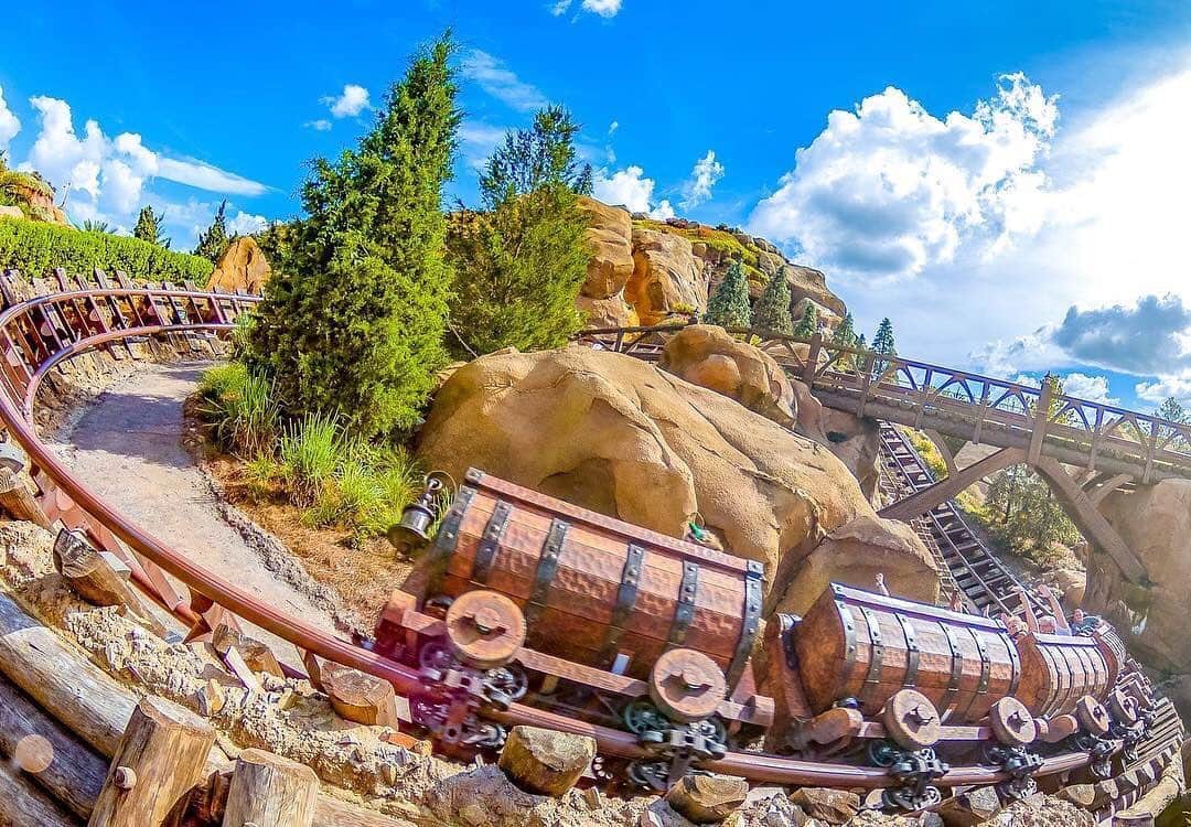 Walt Disney Worldのインスタグラム：「Heigh-ho, Heigh-ho, it's home from work we go. Bring on the weekend! 🙌 #WaltDisneyWorld #MoreMagic (📷: @disney_nuts)」