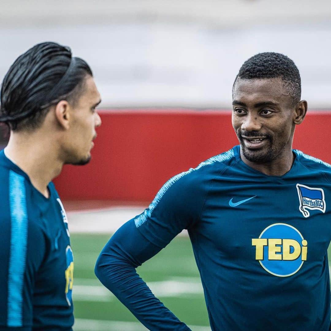 サロモン・カルーさんのインスタグラム写真 - (サロモン・カルーInstagram)「Soccer Meet Football ⚽️ + 🏈, me and my boy  @karimrekik "either way we here kicking it " @herthabsc American tour #berlin #berlintearsdownwalls」5月25日 3時02分 - salomonkalou