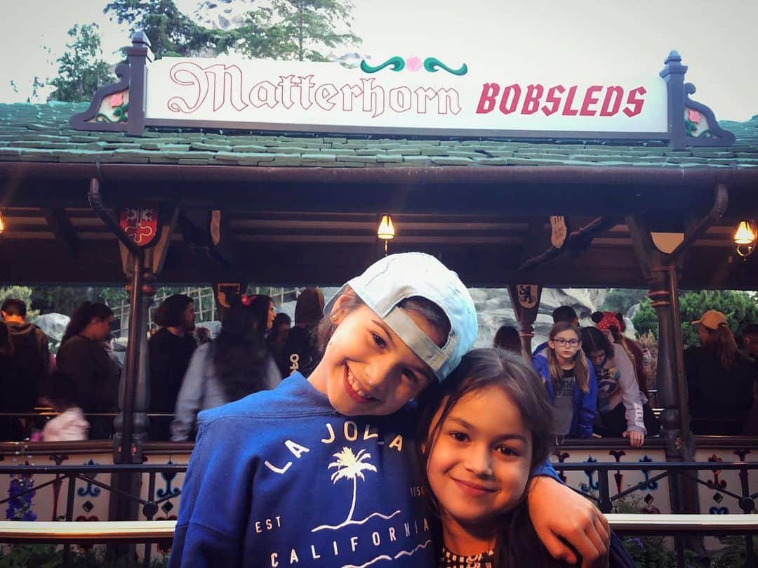 エイドリアン・ゴンザレスさんのインスタグラム写真 - (エイドリアン・ゴンザレスInstagram)「@Disneyland with Bree and Ale is so much fun! #FamilyFun #Disneyland」5月25日 3時03分 - adrian_eltitan
