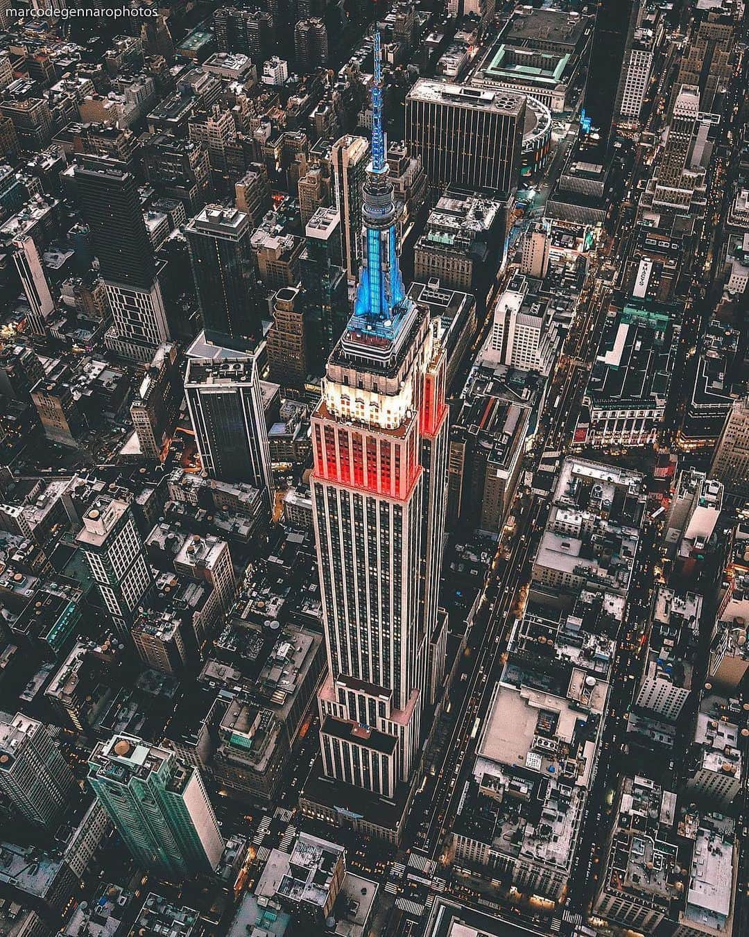 Empire State Buildingさんのインスタグラム写真 - (Empire State BuildingInstagram)「We’ll be glowing in the colors of the American flag for the next four nights in honor of #MemorialDay. 🇺🇸 . 📷: @marcodegennarophotos  #EmpirestateBuilding」5月25日 3時14分 - empirestatebldg