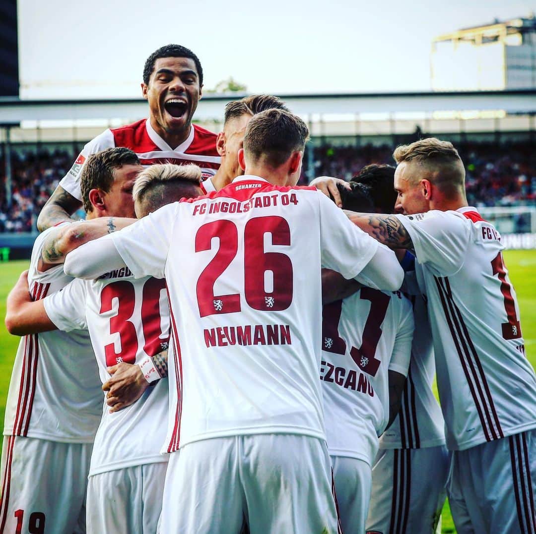 のインスタグラム：「SCHLUSSPFIFF 🤩‼️ Unsere #Schanzer gewinnen das Relegationshinspiel in Wiesbaden mit 2:1 und holen sich einen ganz wichtigen Sieg im Kampf um den Klassenerhalt 💪🔥⚽️ . . . #SVWWFCI #totgesagtelebenlänger #Zamrückrunde #UnsereSchanz #gemeinsam #Relegation #Endspiel #Ingolstadt #Wiesbaden #WehenWiesbaden #FCI #football #fussball #soccer #team #hope #ZweiteLiga #kämpfen #fight #today #now #allornothing #together #FCI #Auswärtsspiel #BRITAArena #football #fussball #Endstand」