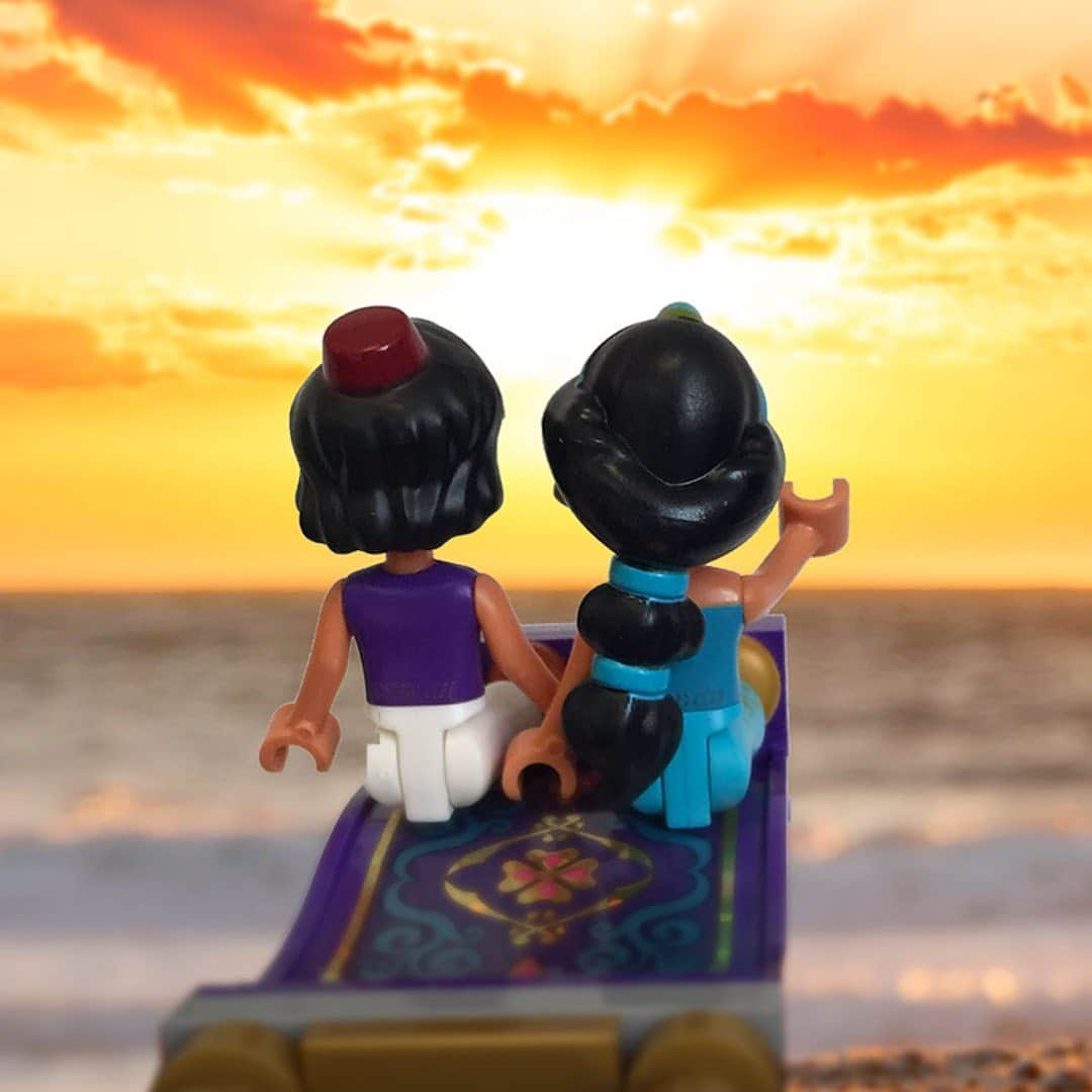 LEGOさんのインスタグラム写真 - (LEGOInstagram)「Flying off in the sunset... Adventure is closer than you think. #FollowMeTo #Aladdin #LEGODisney」5月25日 3時16分 - lego