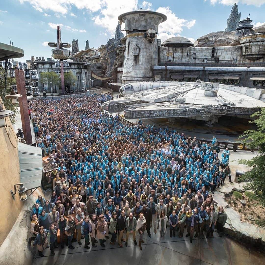 Good Morning Americaさんのインスタグラム写真 - (Good Morning AmericaInstagram)「These cast members have taken their first steps into a larger world. Meet the citizens of Batuu when @StarWars: #GalaxysEdge opens in one week at @Disneyland. (Photo via @joshdamaro - President, Disneyland Resort.)」5月25日 3時33分 - goodmorningamerica