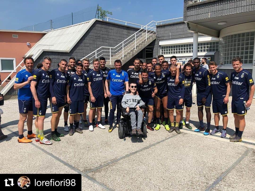 マッシモ・ゴッビのインスタグラム：「Lorenzino uno di noi! @lorefiori98 💪🏻❤️ @parmacalcio1913  #Repost @lorefiori98 with @get_repost ・・・ ⚽️💛💙 @parmacalcio1913  Grazie a tutti!」
