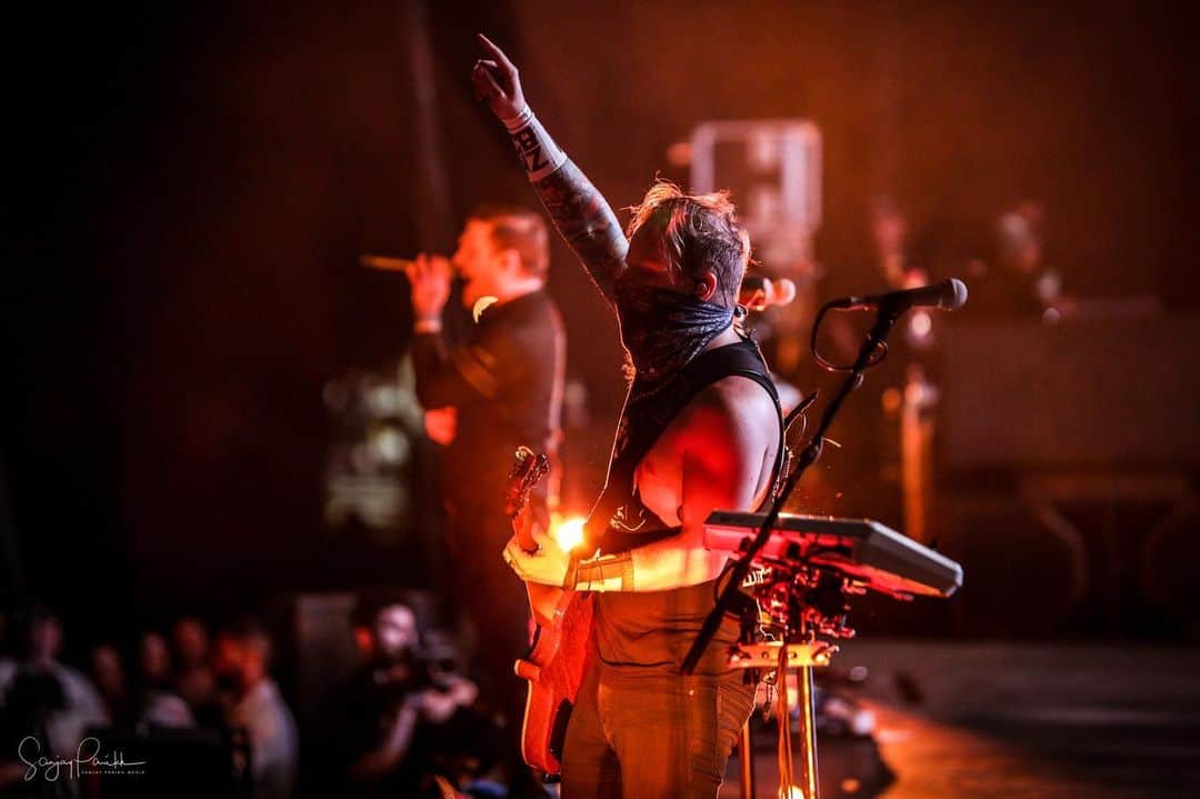 Shinedownさんのインスタグラム写真 - (ShinedownInstagram)「@Rocklahoma!! 🤘 Stoked to kick off the Memorial Day Weekend party with y'all!! Don’t miss us tonight at the Bud Light Stage... . . 📷 @sanjayparikhphoto #shinedown #shinedownnation #shinedownfamily #attnattnworldtour #rocklahoma #rocklahoma2019 #memorialdayweekend」5月25日 3時38分 - shinedown