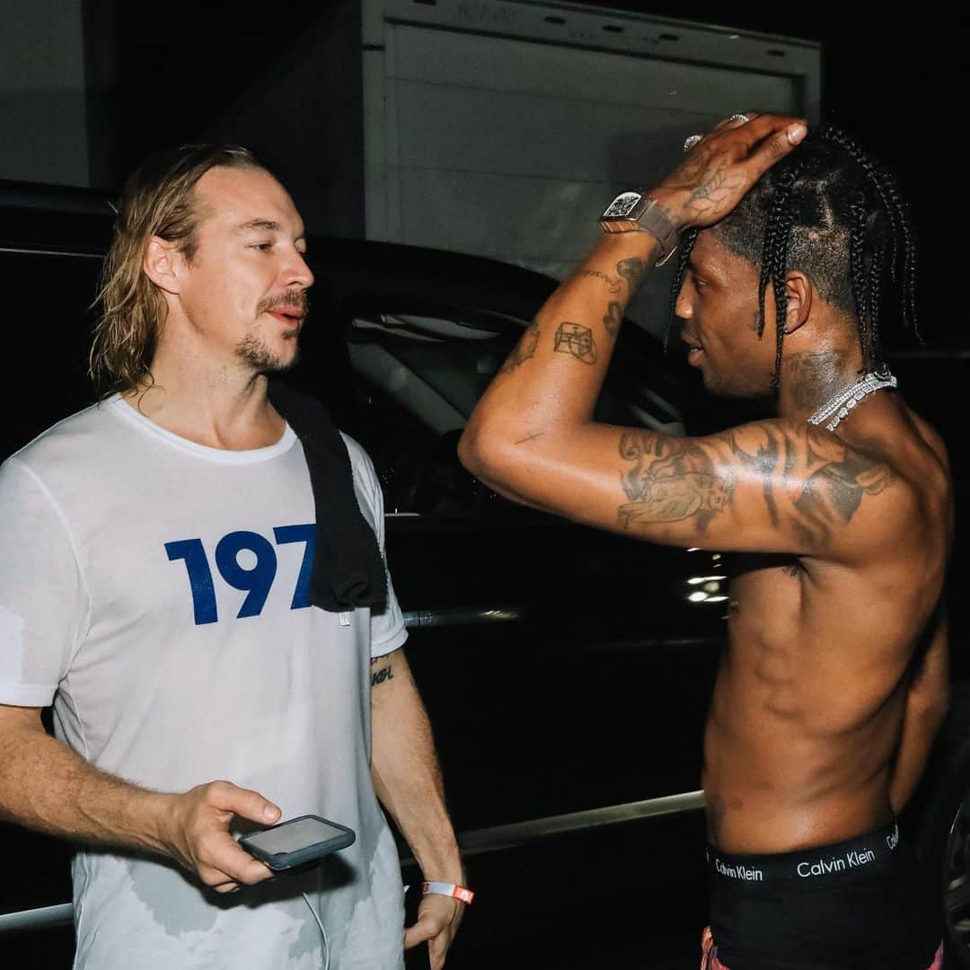 ディプロさんのインスタグラム写真 - (ディプロInstagram)「Travis sees me after a festival and says "Hey let's make another song" Me "What's your new number ?" Adds number, Texts him next day "this is Diplo ".. notices the number was saved and I already sent desperate looking texts to the same number  fifteen times over 5 years. Also I look dumb in this picture because I'm mid conversation about a really fire beat I made」5月25日 3時49分 - diplo