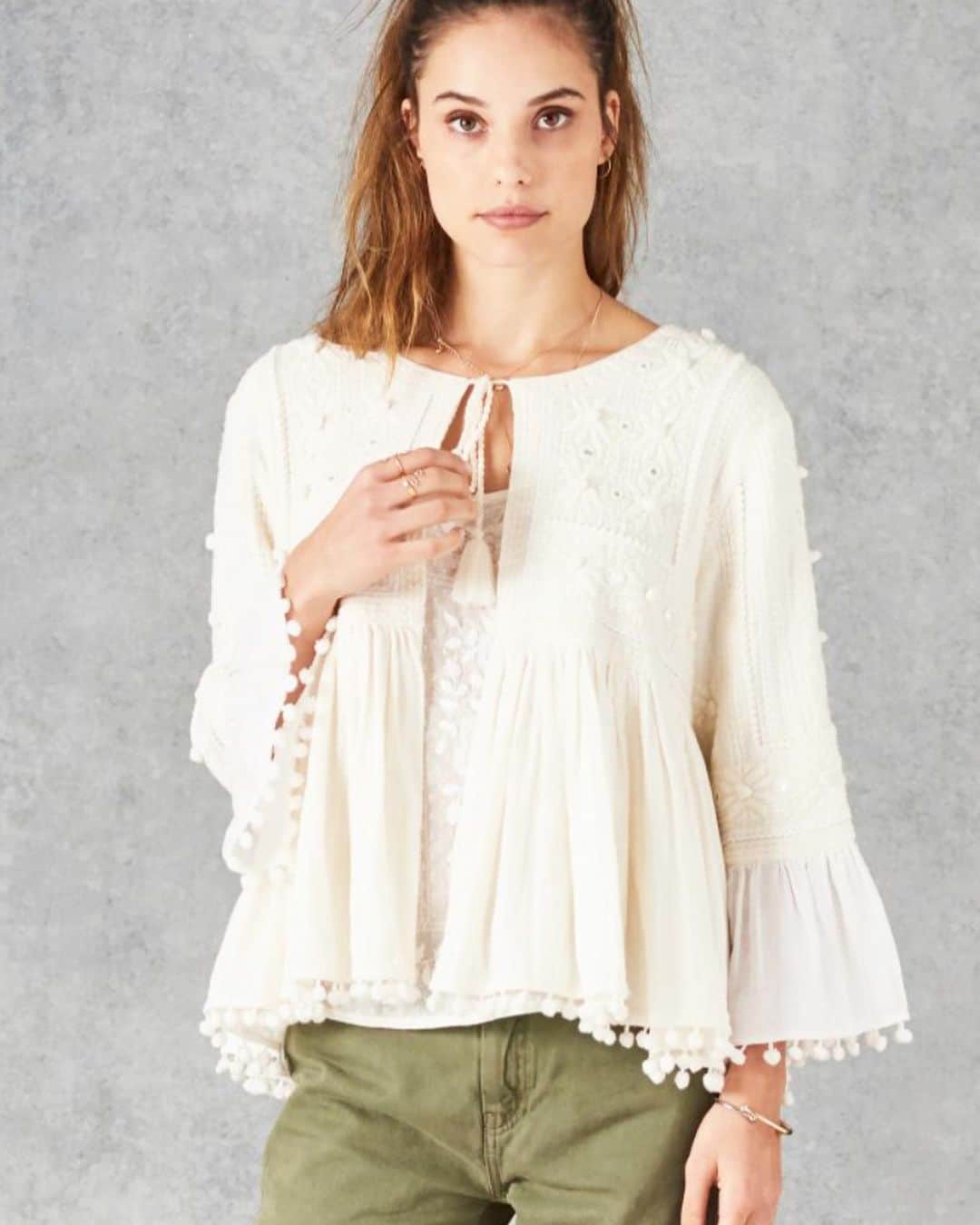 スターメラのインスタグラム：「From sunset drinks to alfresco dinners and rooftop cocktails, an embellished evening jacket makes the perfect summer’s night companion. Inspired by traditional Indian textiles, the Asta and Meil jackets come decorated with intricate embroidery and beautiful mirror work. ⭐️MELI JACKET (blue) ⭐️ASTA JACKET (ecru) . . . . . . . . . . . #perfectjacket #starmelauk #globetrotter #summernights#rooftops#starmelajacket #summervibes #lovesummerhateeverythingelse #springsummer2019 #starmela#love#paris#london#embroidery #etnicchic #newyork#jadore#bohochic#mybohovibes #mystarmela#verano#coolestjacket#instafashion #fashion#friday #fridaylook」