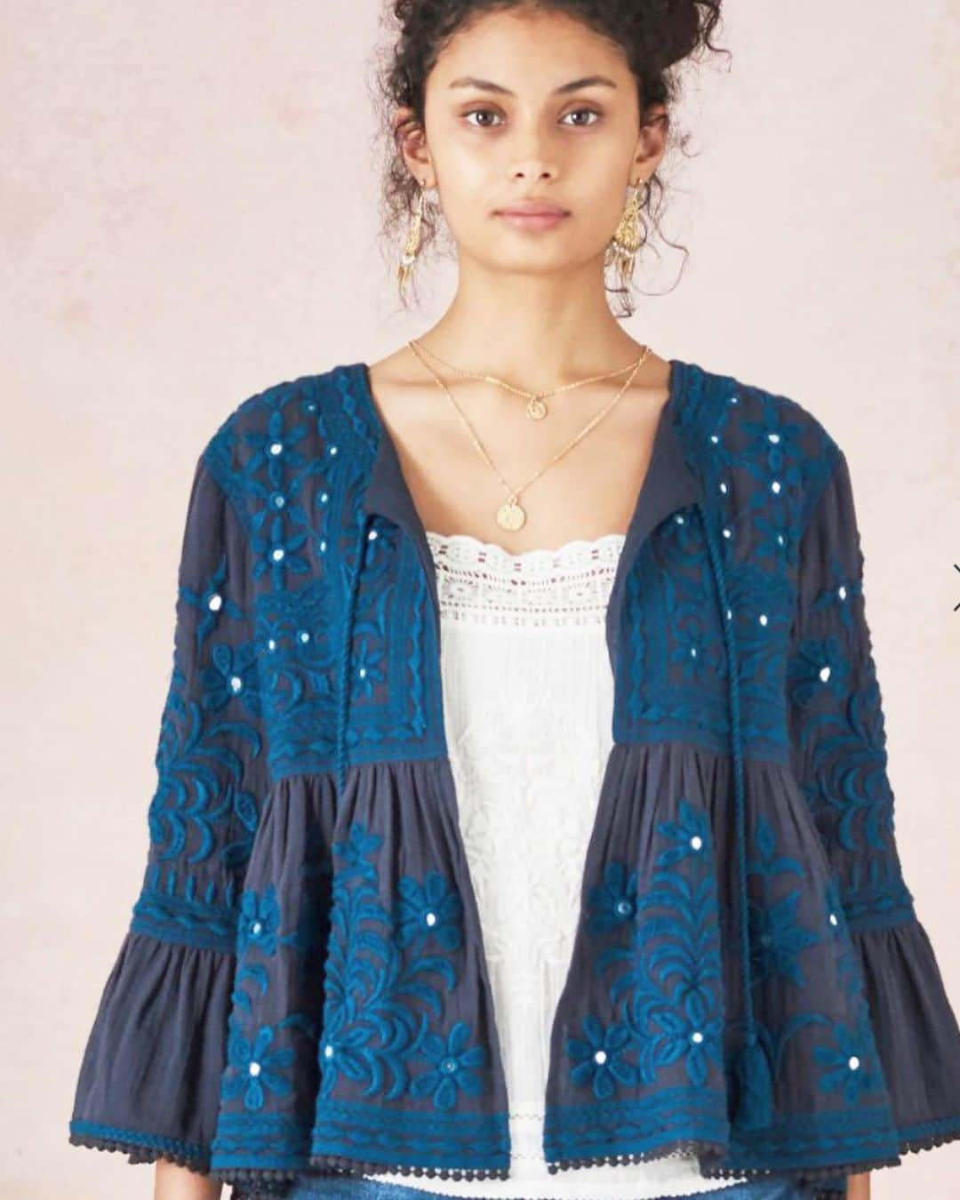 スターメラさんのインスタグラム写真 - (スターメラInstagram)「From sunset drinks to alfresco dinners and rooftop cocktails, an embellished evening jacket makes the perfect summer’s night companion. Inspired by traditional Indian textiles, the Asta and Meil jackets come decorated with intricate embroidery and beautiful mirror work. ⭐️MELI JACKET (blue) ⭐️ASTA JACKET (ecru) . . . . . . . . . . . #perfectjacket #starmelauk #globetrotter #summernights#rooftops#starmelajacket #summervibes #lovesummerhateeverythingelse #springsummer2019 #starmela#love#paris#london#embroidery #etnicchic #newyork#jadore#bohochic#mybohovibes #mystarmela#verano#coolestjacket#instafashion #fashion#friday #fridaylook」5月25日 3時43分 - starmelauk