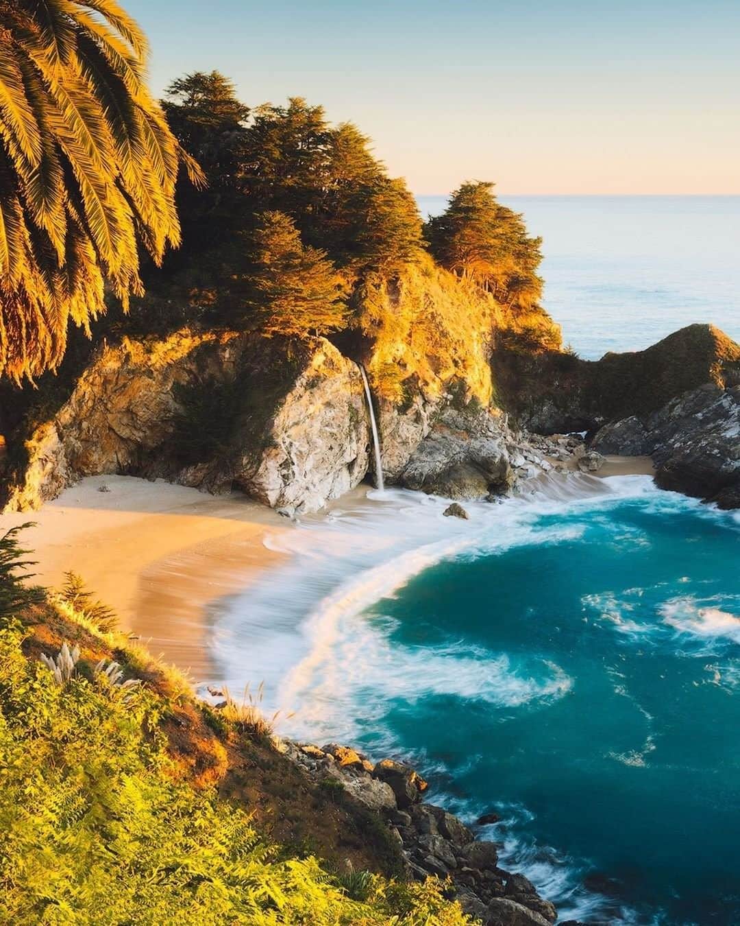 Travel + Leisureさんのインスタグラム写真 - (Travel + LeisureInstagram)「Big Sur’s elevated vistas, lush hikes, and wild beaches make the destination a once-in-a-lifetime ambition for many. Find out how to plan a trip there at our link in bio! #tlpicks courtesy of @matthewhahnel」5月25日 3時46分 - travelandleisure