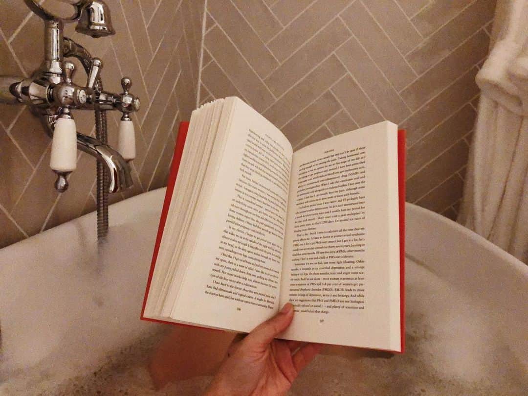 Estée Lalondeのインスタグラム：「Do not disturb 🛁」