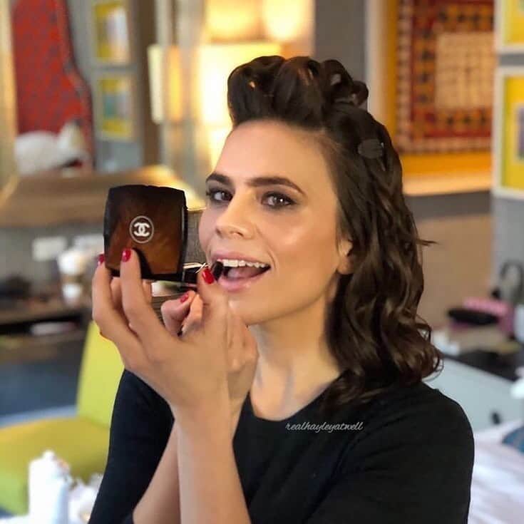 ヘイリー・アトウェルのインスタグラム：「a radiant beauty getting ready ✨ - tags; #hayleyatwell #hayley #atwell #marvel #agentcarter #peggycarter #avengers #captainamerica #steverogers #steggy #mcu #omgmcu #chrisevans #hayesmorrison #conviction #margaretschlegel #sebastianstan #model #actress #british #english #britishgirl #englishgirl #brunette #photoshoot #photography」