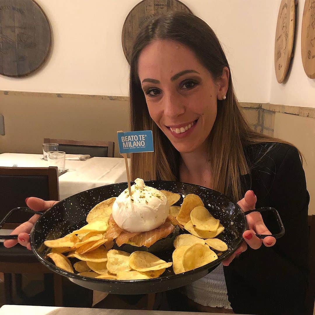 ニコーレ・デラ・モニカのインスタグラム：「Eh niente anche stasera mi trattano bene come al solito, il salmon burger è stata la mia scelta e fino ad ora è in assoluto il mio piatto preferito!!!! E il vostro quale è?  Ph.cr: @deborahsacchi 💙 #beatotemilano #salmonburger #hamburgergourmet #love #life #lifestyle #smile #foodstagram #me #figureskater #lovefood」