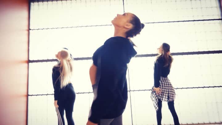 マンディー・ジルーのインスタグラム：「Dancing to “If I Can’t Have You” by @shawnmendes w my ladies @chelccorp @suzannah_ruth! Tutorial link is in my bio. Choreography by 🙋🏻‍♀️. 🎥 by @bobby11dacones.」