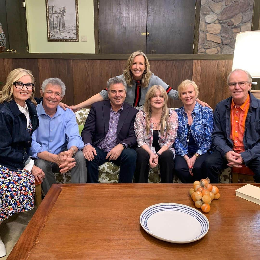 Good Morning Americaさんのインスタグラム写真 - (Good Morning AmericaInstagram)「What a trip down memory lane today with @lara.spencer and #TheBradyBrunch cast at the Brady house!」5月25日 4時03分 - goodmorningamerica