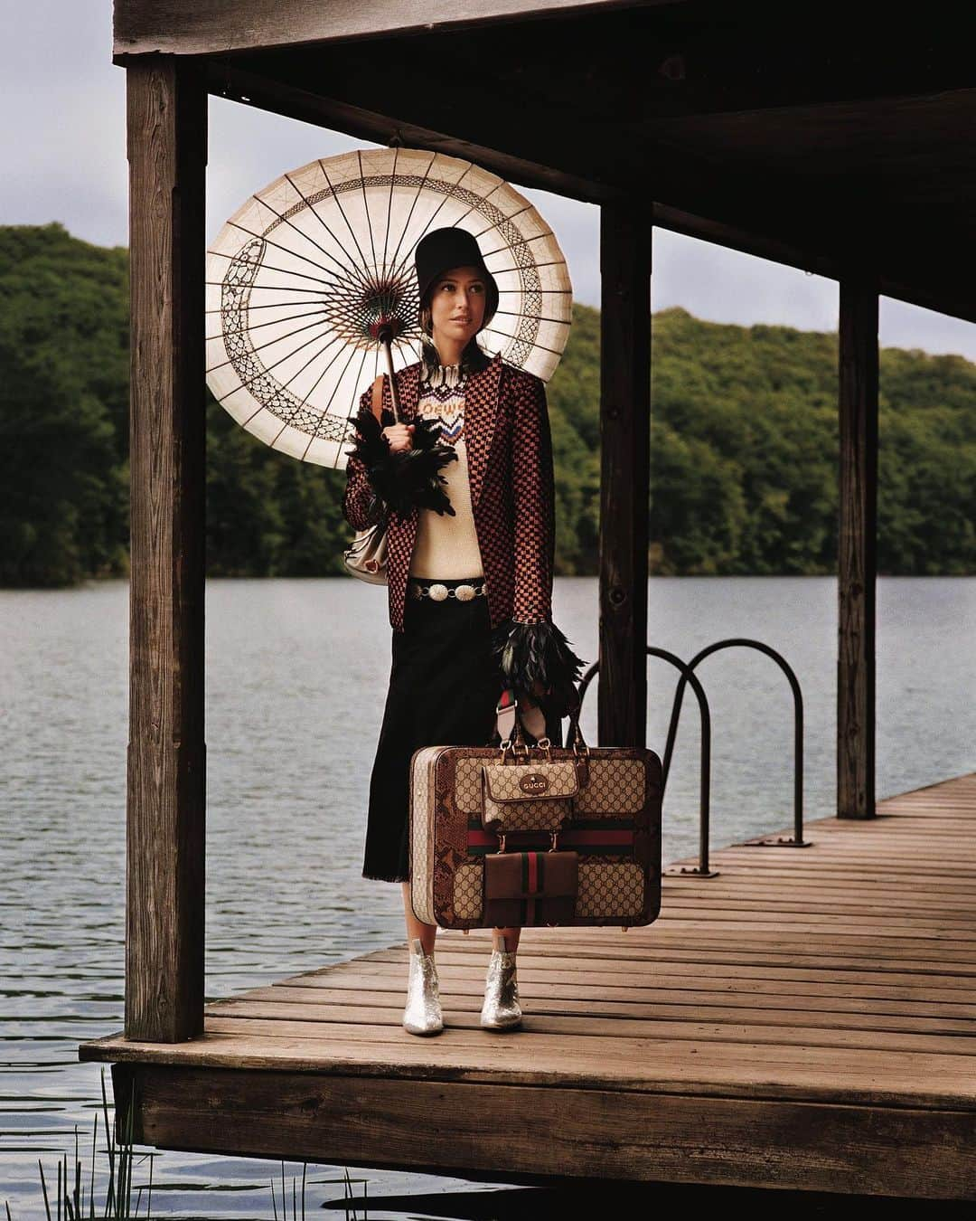 Vogue Runwayさんのインスタグラム写真 - (Vogue RunwayInstagram)「Pack your bags! Whether you’re going to beach, lake, or countryside this summer, you’ll need a weekender bag that is easy on the eyes, and easy to transport. We've rounded up our 14 favorite weekenders that will travel as well as you do. Tap the link at the bio to see (and shop!) them all. Photographed by @alasdairmclellan, styled by @benjaminbruno_, Vogue, November, 2017」5月25日 4時05分 - voguerunway