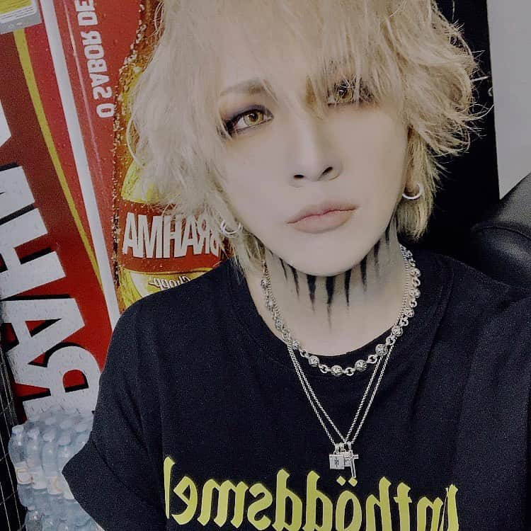 RUKI さんのインスタグラム写真 - (RUKI Instagram)「みんな元気にしてるかい？ 遅くなりましたが、無事日本に帰国してから3日が経ちましたという報告です👽✏️日本はもう暑いね！ ． 改めてワールドツアー前半戦に参加してくれた皆、ありがとうございました！🙏✨日本から遠く離れた国でも自分達の音楽がしっかり届いていた事に感動したし、こんなに大勢の人達が自分達を待っていてくれた事が凄く嬉しくて幸せな気持ちを沢山貰いました。 ． どの国も本当に熱いライブだった！！👽🔥絶対に早くまた会いに行きたいし、今回行けなかった国にもいつか必ず会いに行けますように！🤘🔥🔥 ． そしてもうすぐワールドツアー後半戦がスタートします！😎みんな楽しみに待っててください！🔥 #thegazette #ruki #worldtour2019 #ninth #phase4 #心からありがとう」5月25日 15時01分 - ruki_nilduenilun