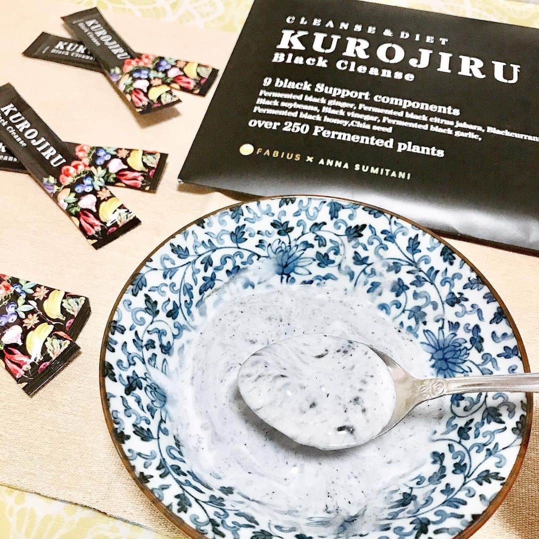 manami☺︎satoさんのインスタグラム写真 - (manami☺︎satoInstagram)「* 大人気の『KUROJIRU』✨ ( @fabius.jp ) 炭が体の有害ミネラルをキャッチして クレンズしてくれます🥰 デトックスされて体がスッキリ！ ・ 更に250種類以上の植物や果物発酵エキス が入っているので、美容と健康にも◎❣️ ・ 気になるお味は、黒ごまのような感じで 食べやすくて美味しいです😋 水やお茶に混ぜたり、私はヨーグルトに 混ぜて食べるのが好き💓 ・ #美容 #美容好きな人と繋がりたい #美容垢 #ダイエット #ダイエット部 #fabiusアンバサダー #kurojiru #黒汁 #fabius #monipla #fabius_fan #diet」5月25日 14時57分 - fuwari_kinaco