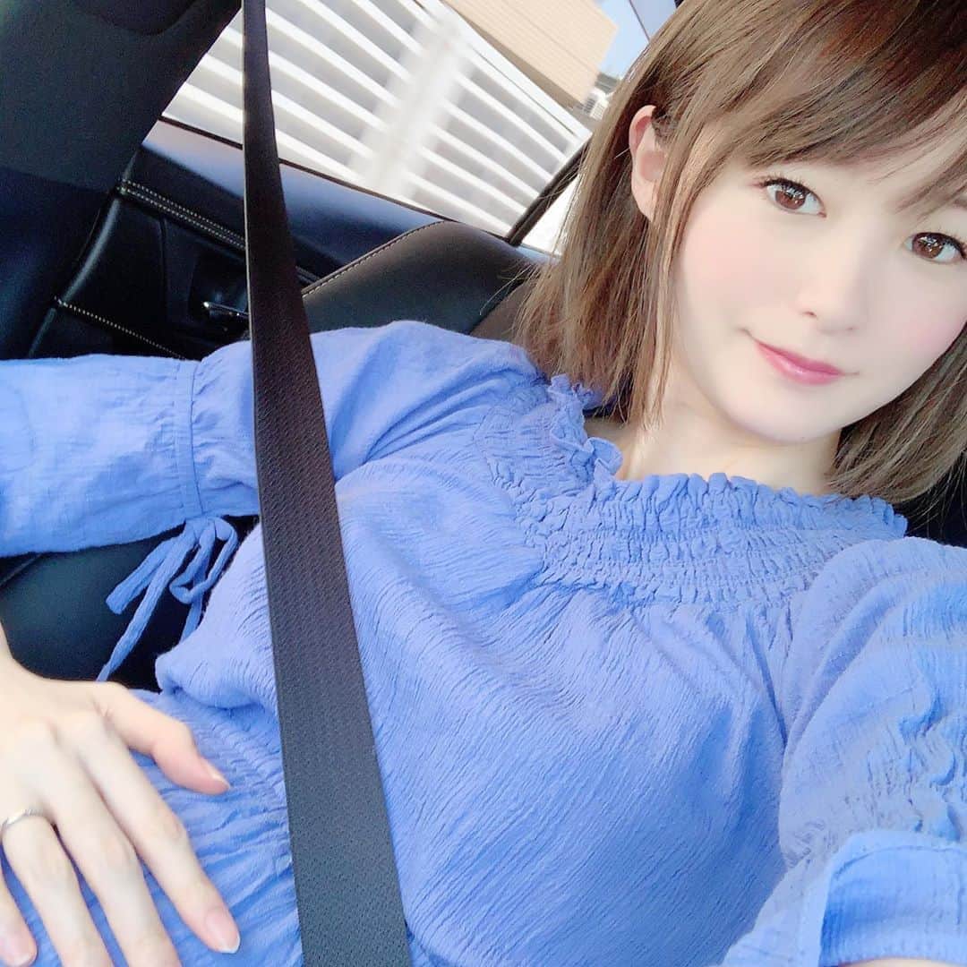 しほの涼のインスタグラム：「暑いー😵☀️💦 #妊娠9ヶ月 を迎えて腰痛と #妊娠性鼻炎 が悪化😰 ピキッとなって歩行が困難になったり、息が出来なくて起きたりとマイナートラブルの連続😅💦 #悪阻 に比べたら1億倍マシだけど、それでもしんどい😭😭 あと予定日まで50日❣️騙し騙し頑張らねば💪🤧 早く赤ちゃんに会いたいよー👶 でもまだお腹にいてねー、まだだよー🤰💕 #33w #33w5d #妊娠後期 #妊娠後期トラブル #妊娠後期の悩み #マイナートラブル #妊婦 #妊娠9ヵ月 #女の子ママ #プレママライフ #opera #令和ベイビー #令和ベビー #妊婦コーデ #マタニティコーデ #妊婦ファッション #マタニティファッション #夏ワンピ #妊婦生活 #pregnant #girlsmama #マタニティワンピース #ママリ #プレママ #初産 #第一子妊娠中 #妊娠中の悩み」